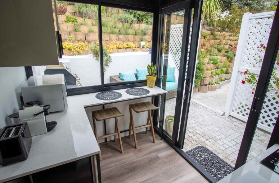 To Let 1 Bedroom Property for Rent in Camps Bay Western Cape